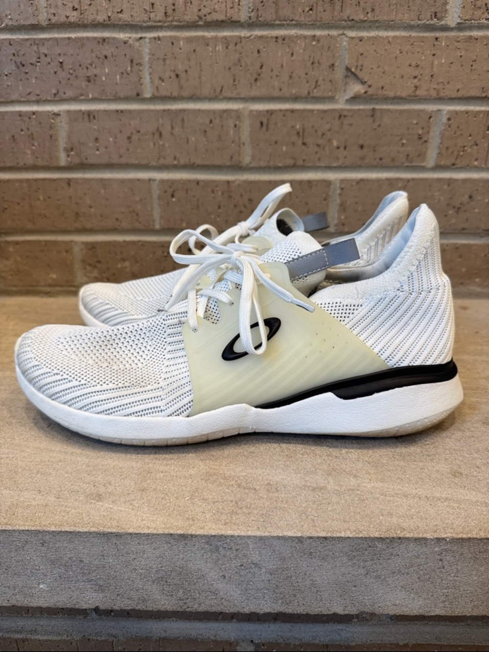Oakley mens 10.5 white knit chagos running athletic sneaker shoes